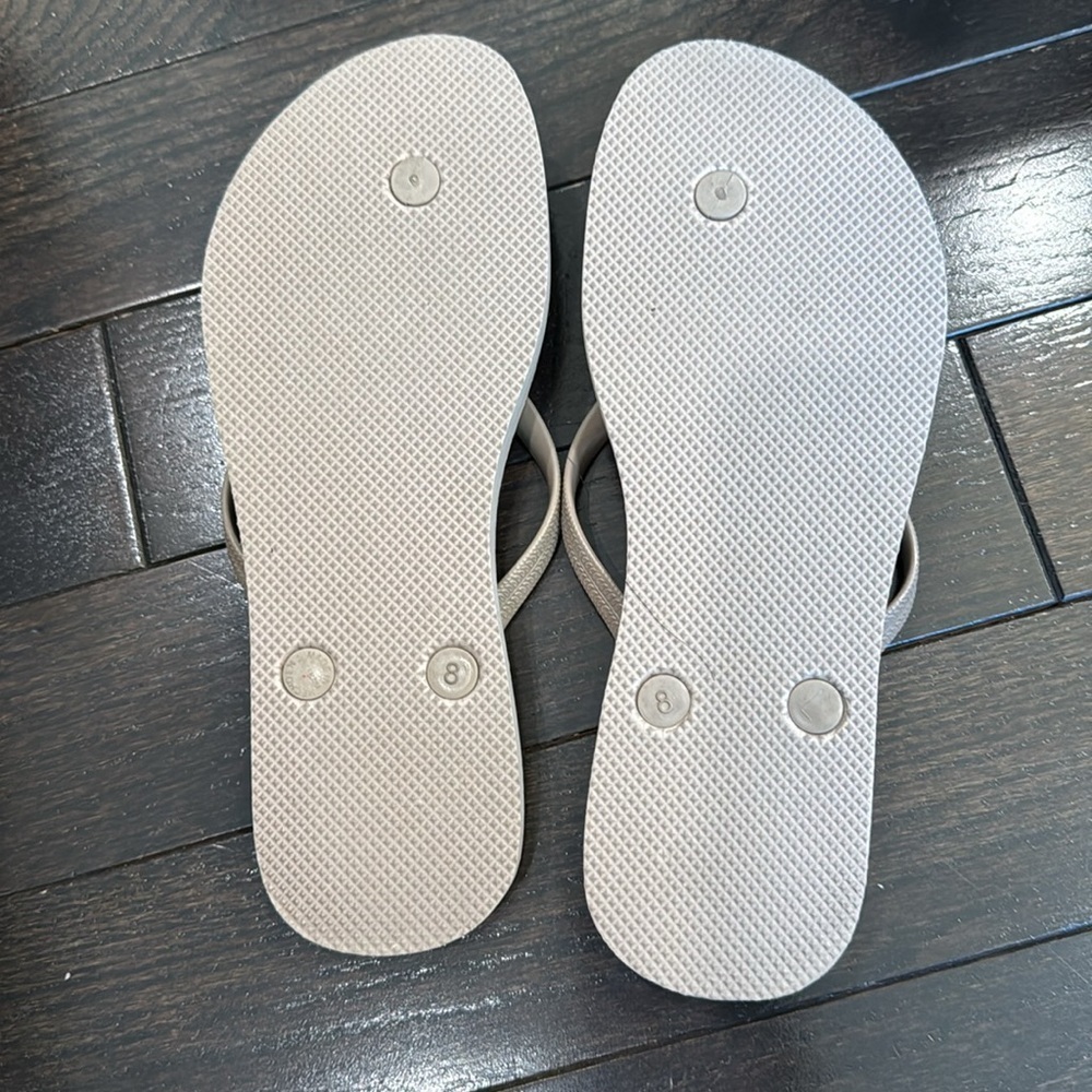 ⚫️⚫️ Old Navy Gray Flip Flops Classic Summer Style Size 8 - Picture 2 of 2